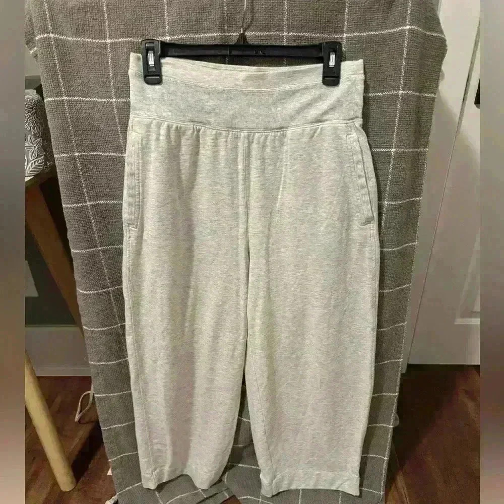 Athleta free flow culotte with pockets size S grey